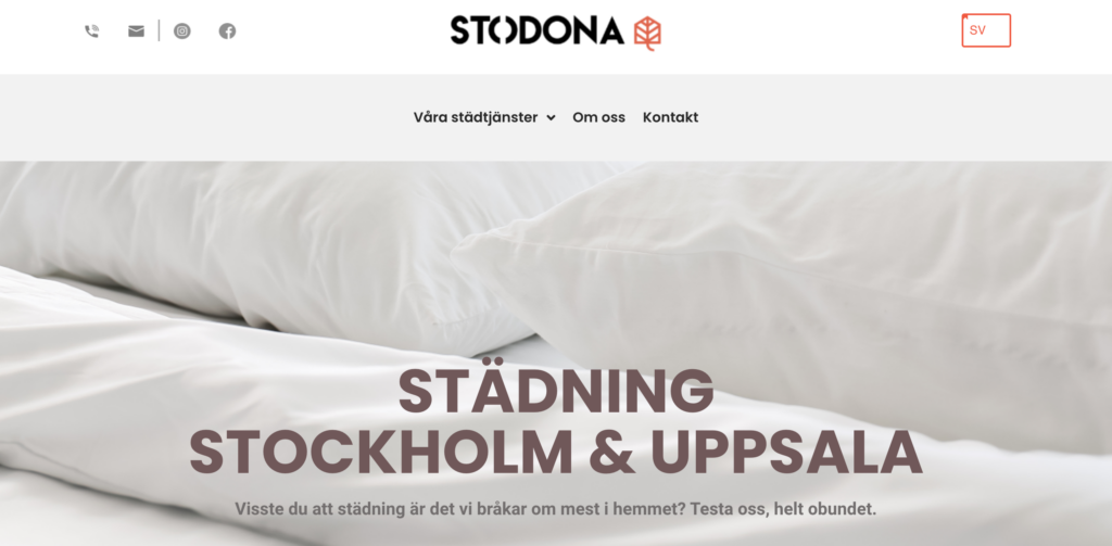 En skärmavbild av Stodona hemsida. Hemstädning i Uppsala och Stockholm. På bilden är det en närbild av en bäddad säng med ljusa sängkläder.